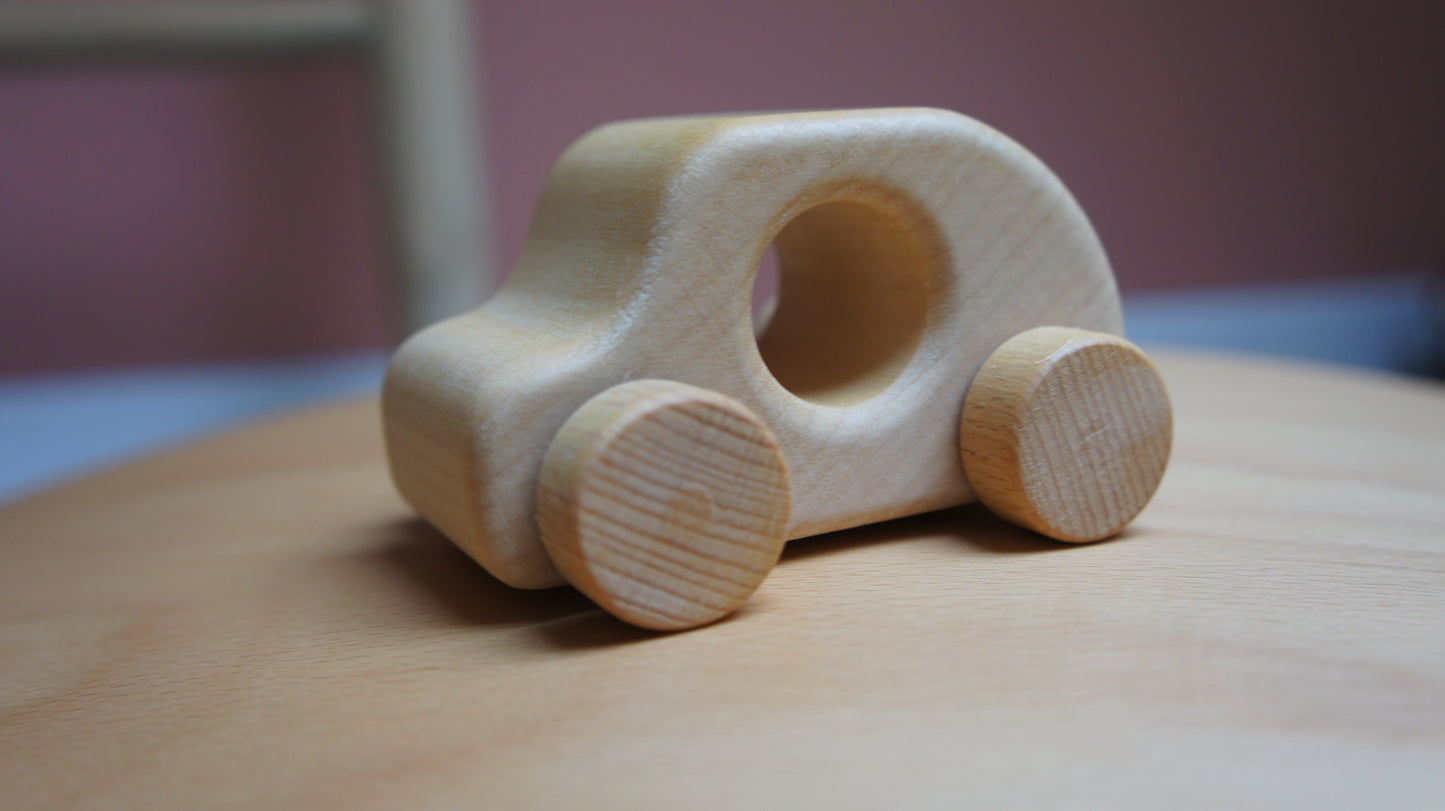 Houten speelgoed auto hatchback