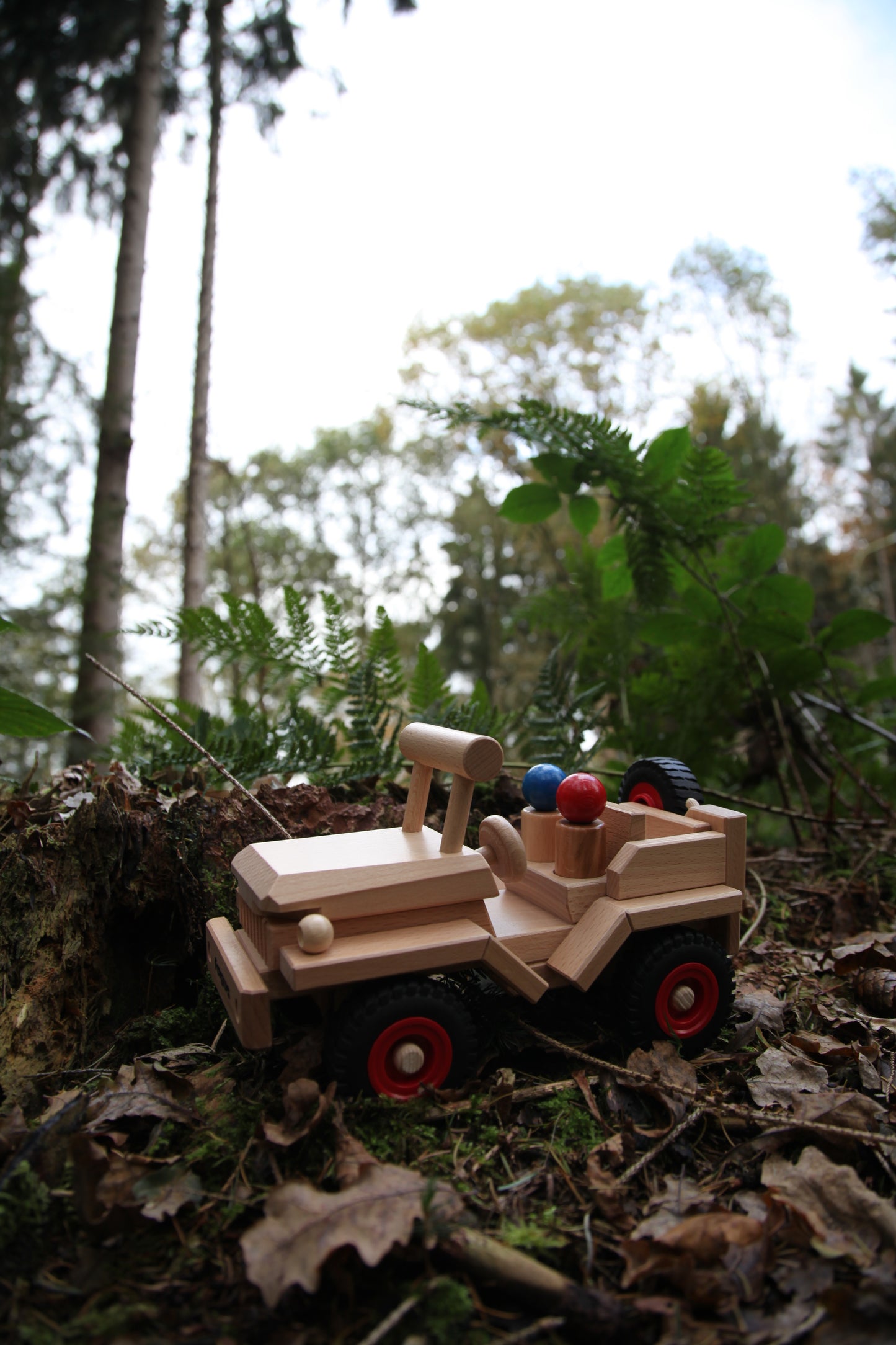 Fagus grote houten bestuurbare jeep met 2 poppetjes