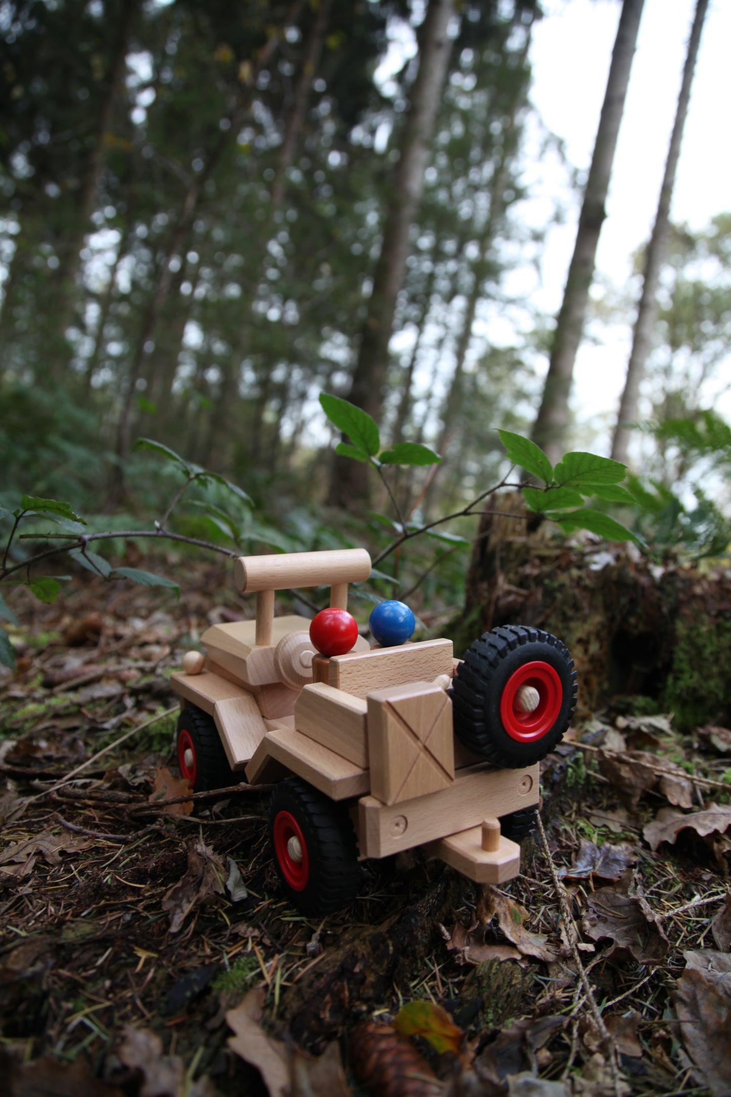 Fagus grote houten bestuurbare jeep met 2 poppetjes